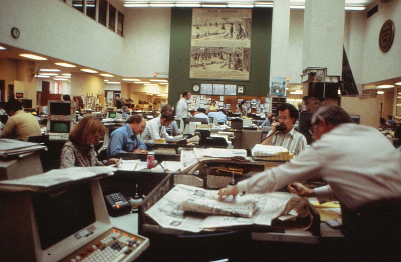 2_chicago-tribune-1980s-newsroom-paul-dix-on-phone